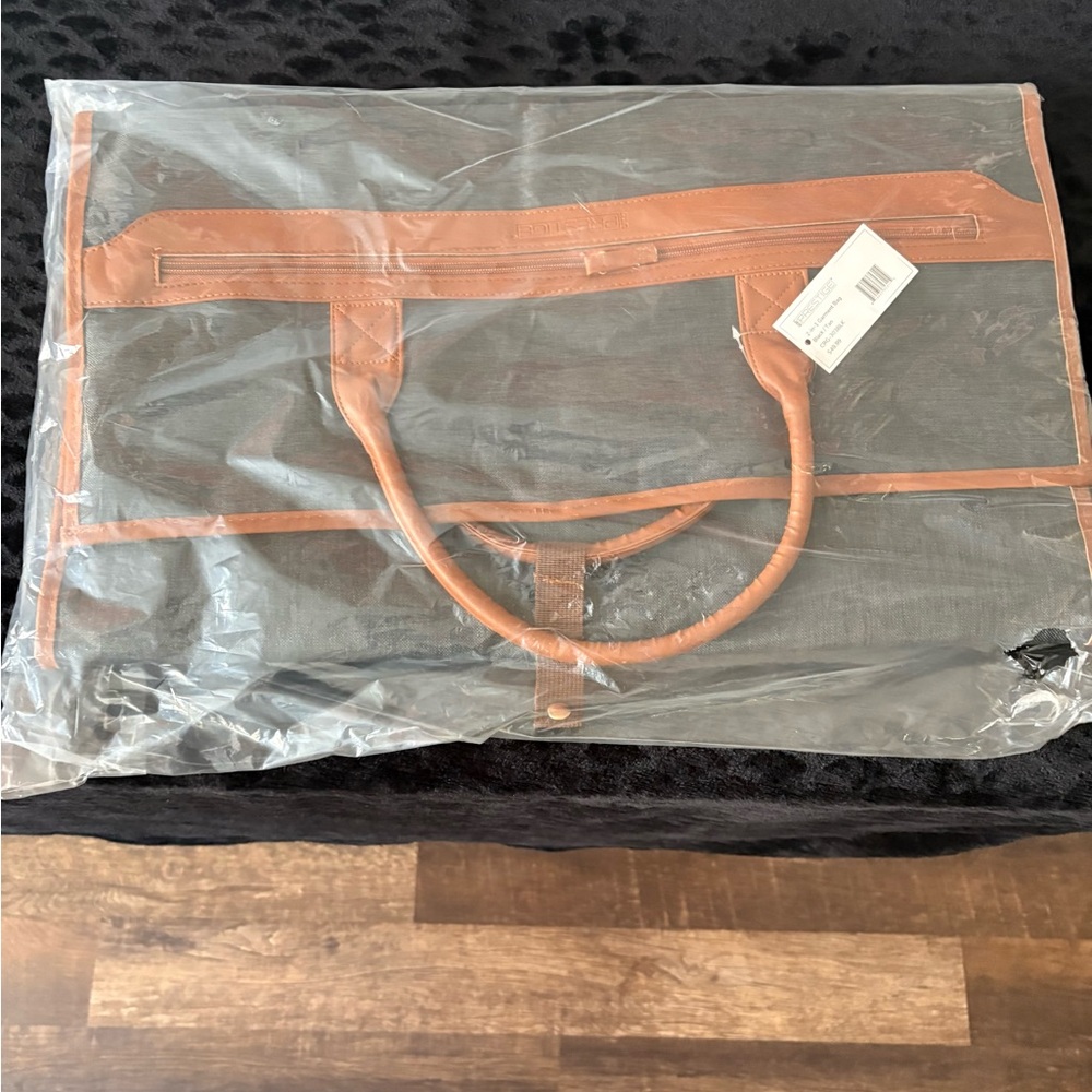 NWT Prestige Stylish Black and Tan Men's Garment Travel Bag